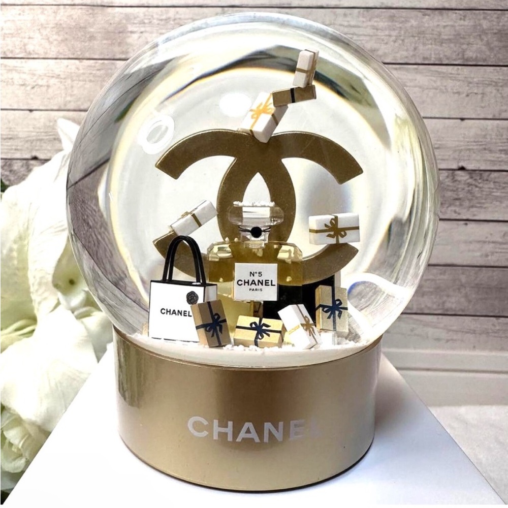 Only 1- CHANEL LIMITED EDITION SNOW GLOBE - Picture 3 of 3